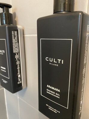 Een douche, een haardroger, een bidet, handdoeken