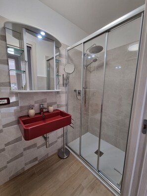 Dusche, Haartrockner, Bidet, Handtücher
