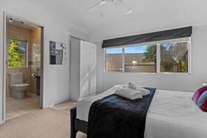 4 habitaciones, tabla de planchar con plancha, wifi y ropa de cama