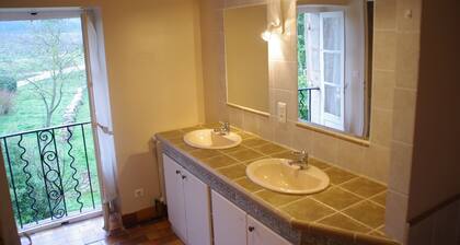 Large detached house with swimming pool, quiet, exceptional site, natural