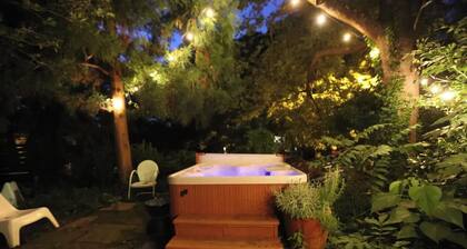 Private Suite in Little Five Points – Walkable, Hot Tub, Kitchen, Parking