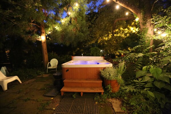 Outdoor spa tub - Private Suite in Little Five Points – Walkable, Hot Tub, Kitchen, Parking (Atlanta)