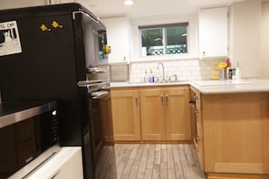 Refrigerador, microondas, horno y cafetera y tetera