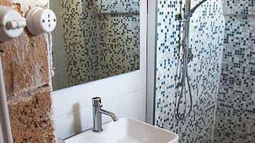 Deluxe Studio Suite | Bathroom