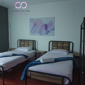 Standard Twin Room | Desk, laptop workspace, iron/ironing board, free WiFi - El Cosmopolitan Leon (León)
