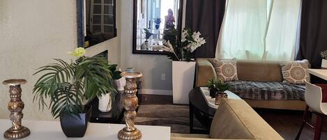 Een smart-tv en een open haard