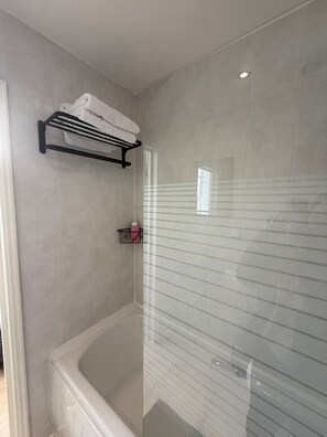 Secador de cabelo, toalhas de banho, sabonete, papel higiênico