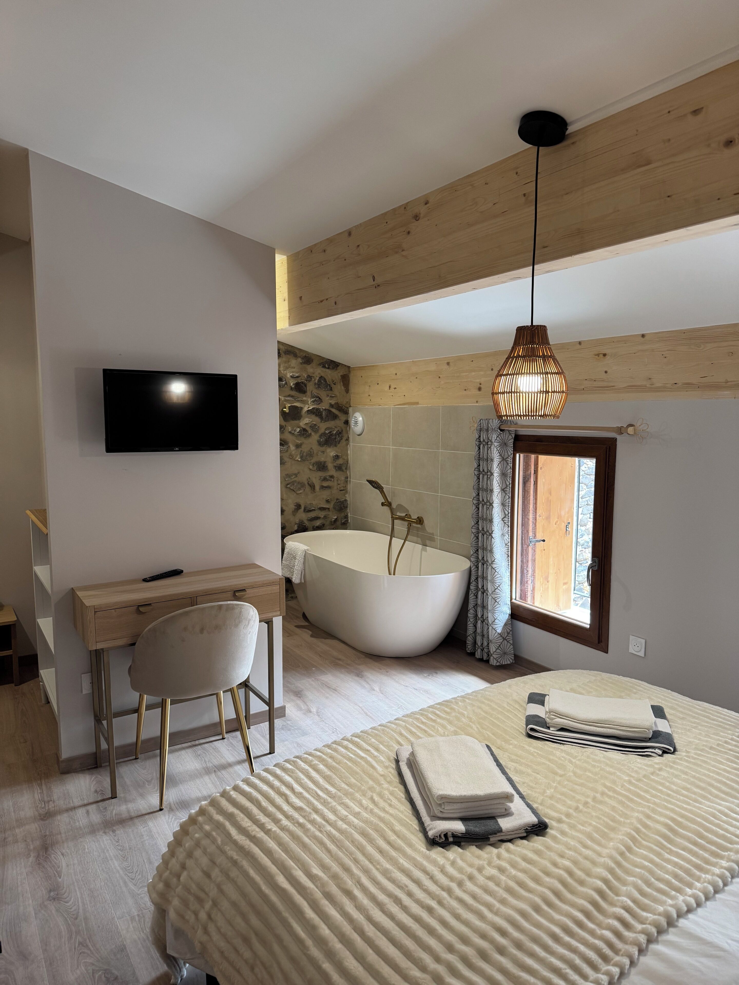 2 bedrooms, iron/ironing board, free WiFi, bed sheets