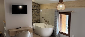 Charming gîte with exposed beams and stonework and jacuzzi