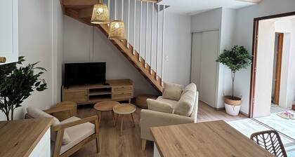 gĂźte de charme avec ses poutres et ses pierres apparentes et son jacuzzi