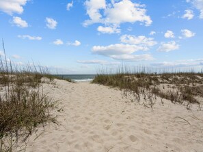 Beach nearby - 3BR - Dogs OK! Near the Pointe ~ Hello Sunshine (Emerald Isle)