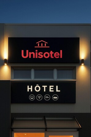 A hotel sign with "Unisotel" and "HOTEL" text, along with icons for Wi-Fi, 24-hour service, and a parking symbol. - Unisotel (Bron)