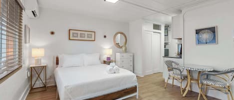 Bureau, fer et planche à repasser, Wi-Fi, draps fournis