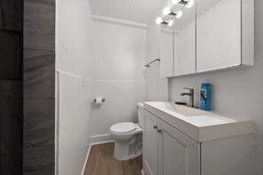 Shower, hair dryer, towels - Chic City Retreat 99 For 2! (Columbus)