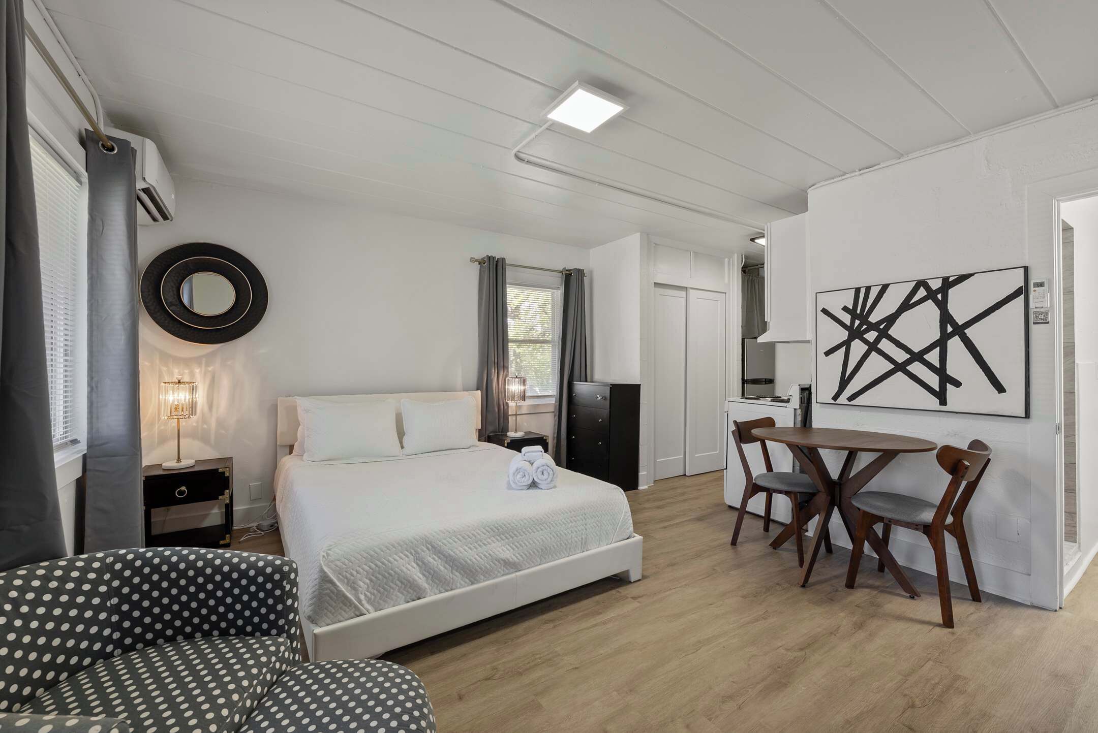 Een bureau, een strijkplank/strijkijzer, wifi