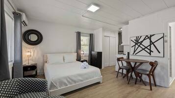 Een bureau, een strijkplank/strijkijzer, wifi