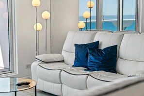 TV - Oasis on the Beach - Beachfront condo! (Miami Beach)