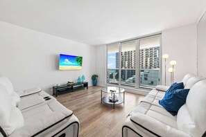 TV - Oasis on the Beach - Beachfront condo with resort amenities (Miami Beach)