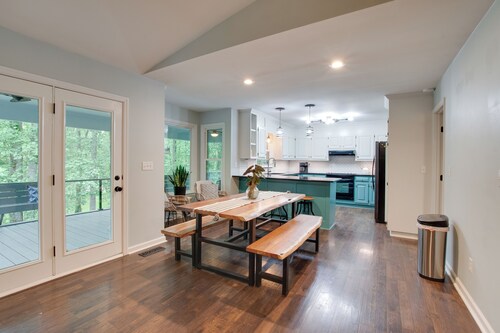 Charming 4-bedroom house on the Flint River, WiFi in beautiful Huntsville, AL.