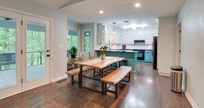 Charming 4-bedroom house on the Flint River, WiFi in beautiful Huntsville, AL.