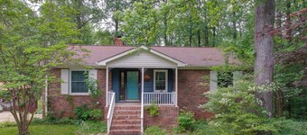 Charming 4-bedroom house on the Flint River, WiFi in beautiful Huntsville, AL.