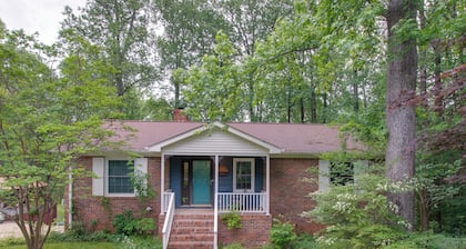 Charming 4-bedroom house on the Flint River, WiFi in beautiful Huntsville, AL.