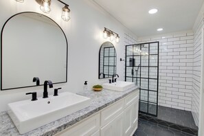 Shower, hair dryer, towels, soap - Charming 4-bedroom house on the Flint River, WiFi in beautiful Huntsville, AL. (Huntsville)