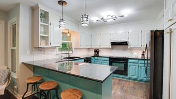 Jääkaappi, mikroaaltouuni, uuni, liesi