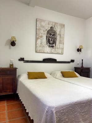 2 bedrooms, desk, WiFi, bed sheets