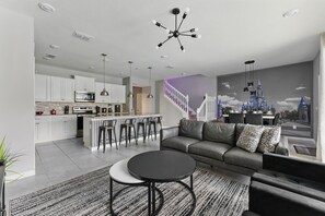 Villa | 5 bedrooms - Fantasy Themed Fun With Pool Resort Access (Davenport)