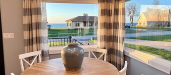 NEW Lakeside Cottage- Lake view and beach nearby!