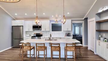 Microondas, horno, placa de cocina y lavavajillas