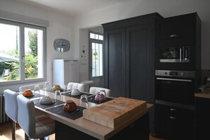 Fridge, microwave, oven, dishwasher - La Villa Palmier - Piscine avec Grand Jardin (Meschers-sur-Gironde)