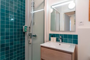 Hair dryer, towels