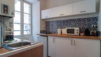 Fridge, microwave, coffee/tea maker, electric kettle