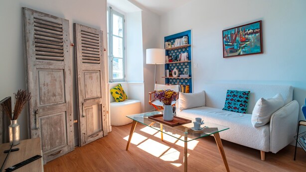 A living room with a glass coffee table, a white sofa, and a bookshelf. - Le Closmadeuc - Coeur de ville (Vannes)
