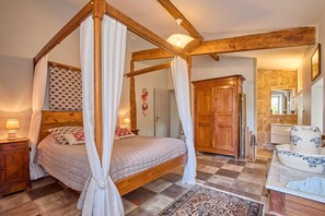 3 slaapkamers, een strijkplank/strijkijzer, gratis wifi, beddengoed