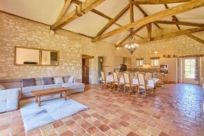 TV, fireplace - Le Pigeonnier - Piscine Privée et Jacuzzi (Thénac)