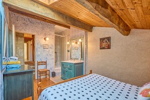 6 bedrooms, iron/ironing board, free WiFi, bed sheets