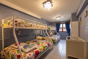 5 bedrooms, iron/ironing board, free WiFi