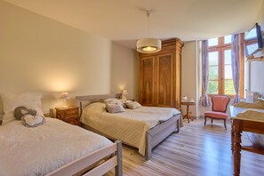 5 bedrooms, iron/ironing board, free WiFi, bed sheets - CAPE - maison avec piscine et jacuzzi (Thénac)