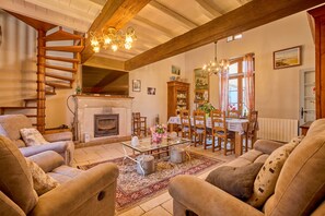TV, fireplace - CAPE - maison avec piscine et jacuzzi (Thénac)