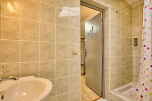 Hair dryer, towels - CAPE - maison avec piscine et jacuzzi (Thénac)