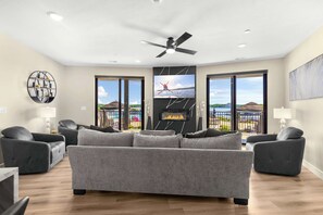 TV, fireplace, offices - Piece of Paradise – Stay for 8 (Lake Ozark)