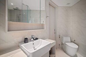 Douche, sèche-cheveux, serviettes fournies