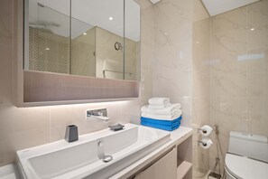 淋浴设施、吹风机、毛巾