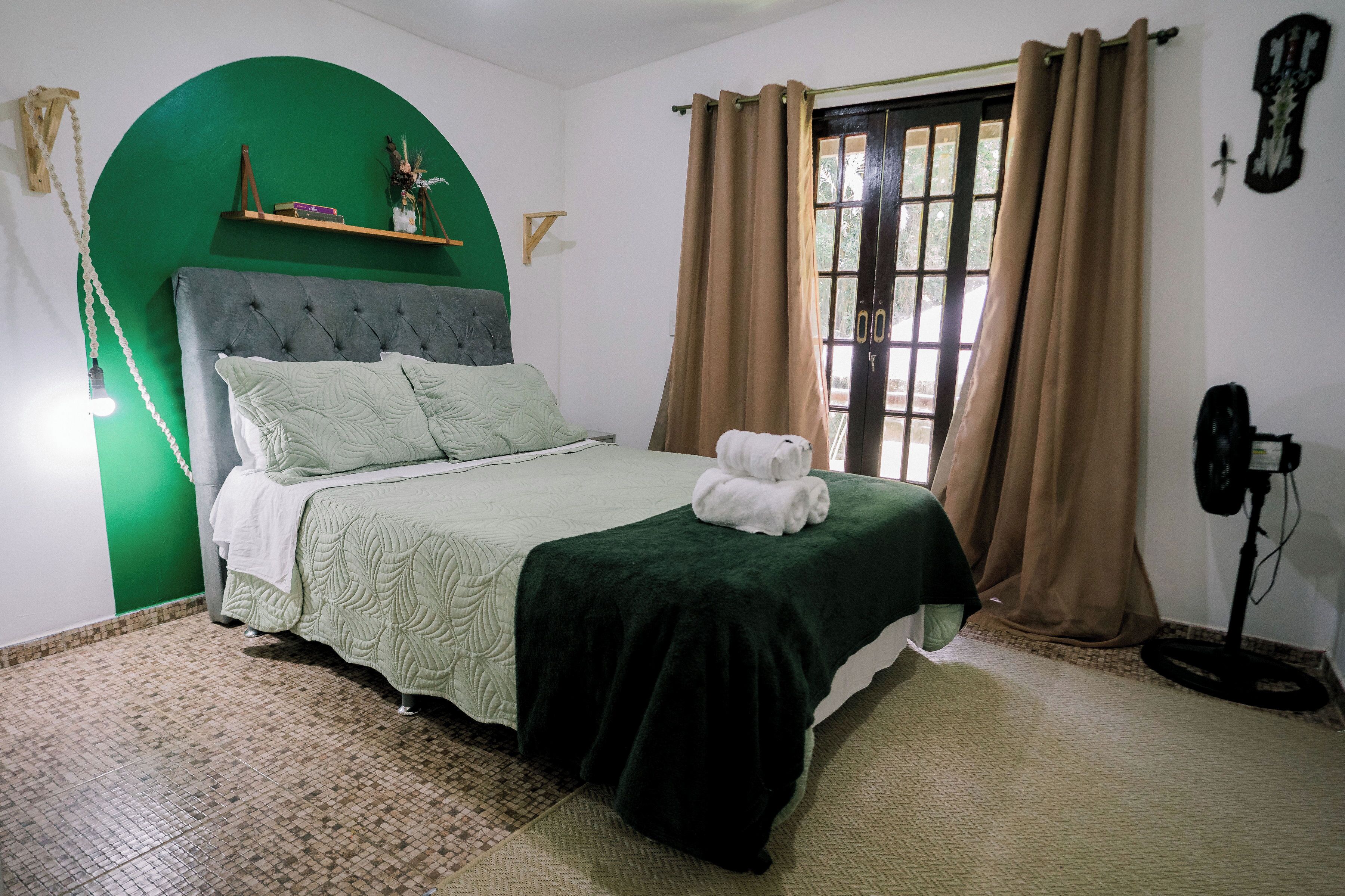 6 habitaciones, escritorio, tabla de planchar con plancha y wifi 