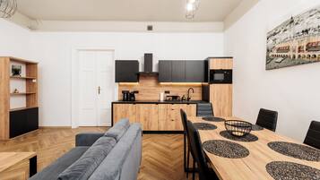 Appartement Confort, 2 chambres, non-fumeurs, vue ville | Restauration dans la chambre