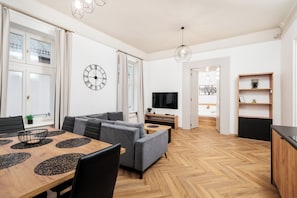 Appartamento Comfort, 2 camere da letto, non fumatori, vista città | Area soggiorno | TV LED 50 pollici con canali digitali, servizi in streaming