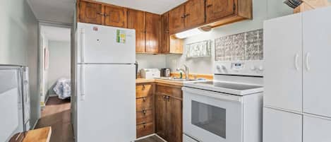 Refrigerador, microondas, horno y parrilla de estufa